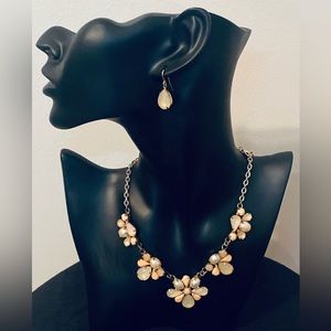 ♦️3 for $12♦️Peaches n Cream Necklace & Earring Set.